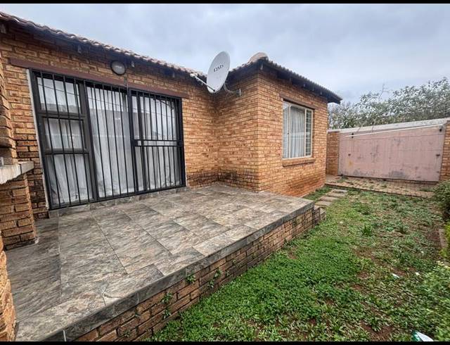 2 BEDROOM TOWNHOUSE FOR SALE IN NEWLANDS